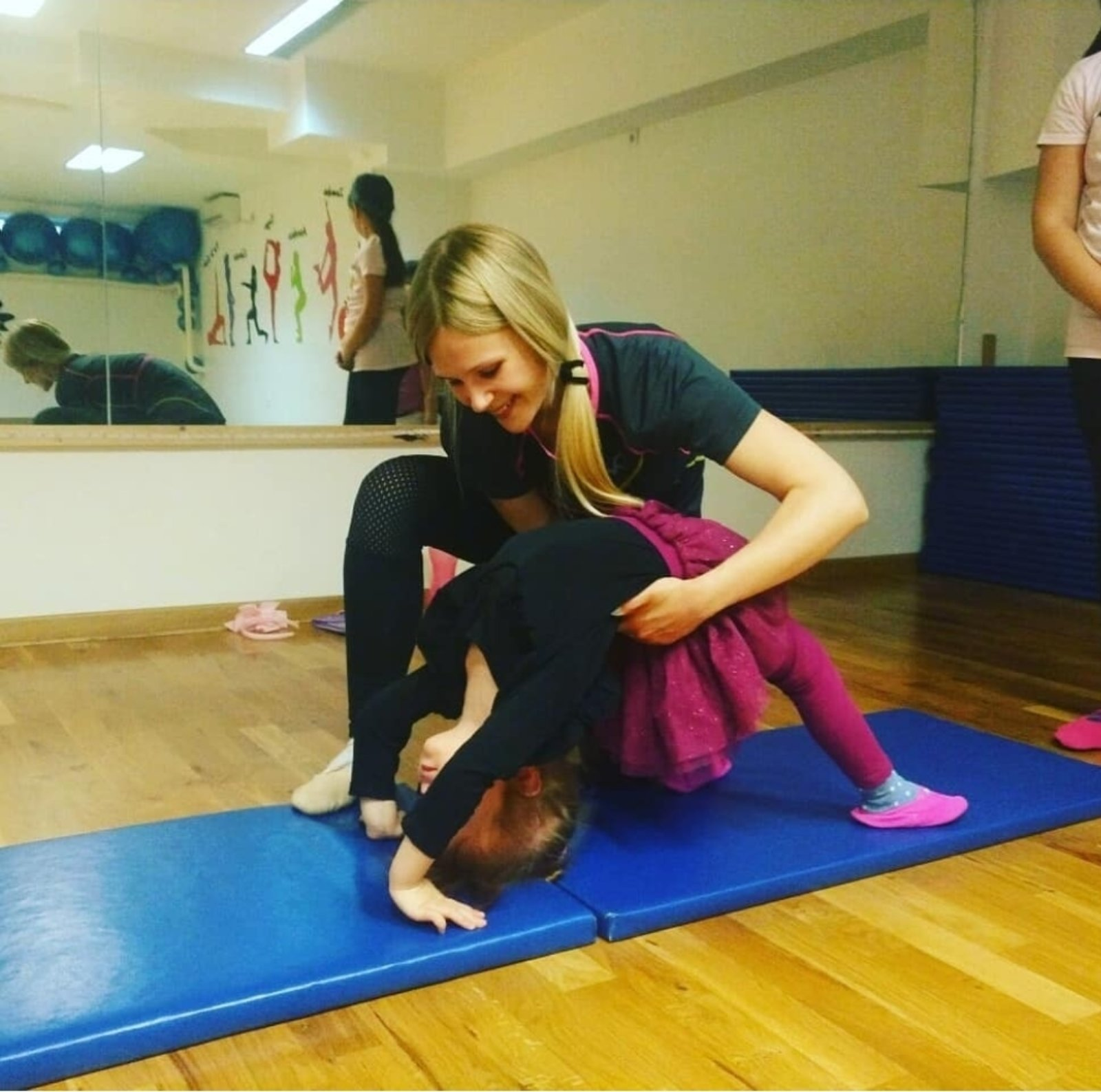 Milica pomaže detetu tokom vežbe
